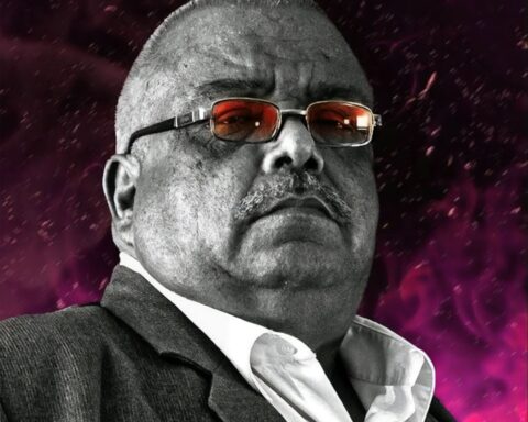 El Malo posando en un fondo morado