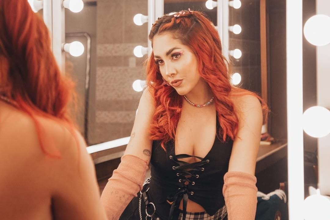 Micaela Salaverry frente a un espejo