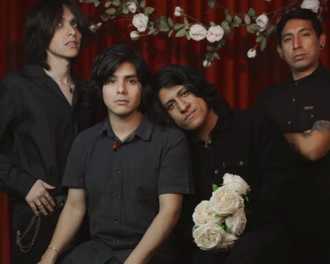 Miles Cienfuegos posando delante de las cortinas de un teatro