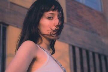 Susana Fátima posando frente a un edificio