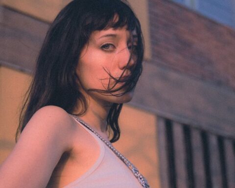 Susana Fátima posando frente a un edificio