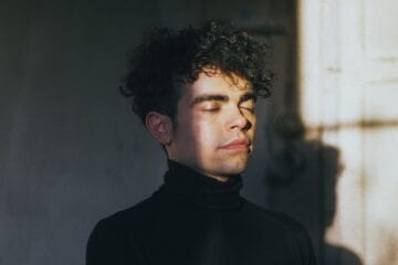 André Ubilla posa con los ojos cerrados