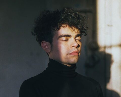 André Ubilla posa con los ojos cerrados