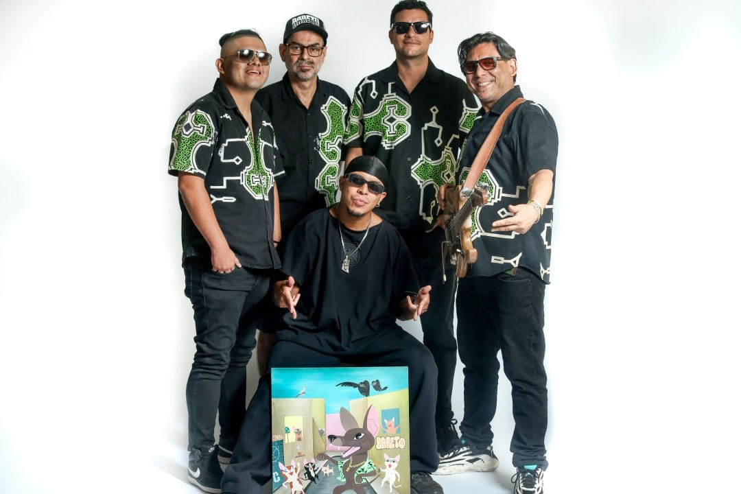 Bareto junto al Nero Lvigi en un fondo blanco