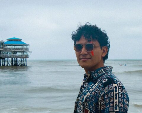 Alon Voy con el mar de fondo