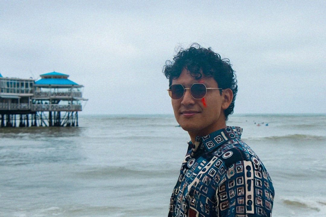 Alon Voy con el mar de fondo