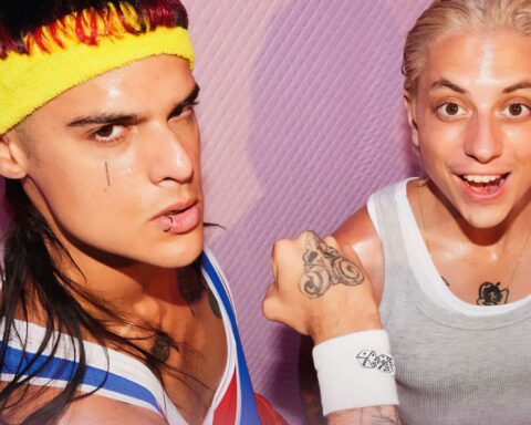 Ca7riel y Paco Amoroso con trajes deportivos