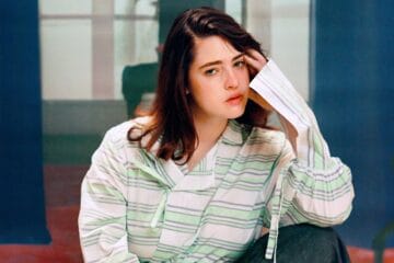 Camille Jackson posa dentro de una casa