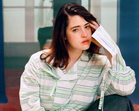 Camille Jackson posa dentro de una casa