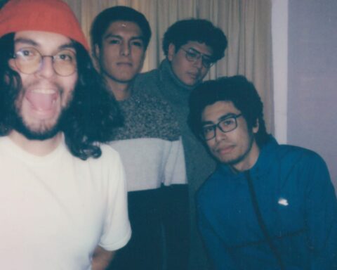 Cataratas en Siberia posando con una cámara analógica