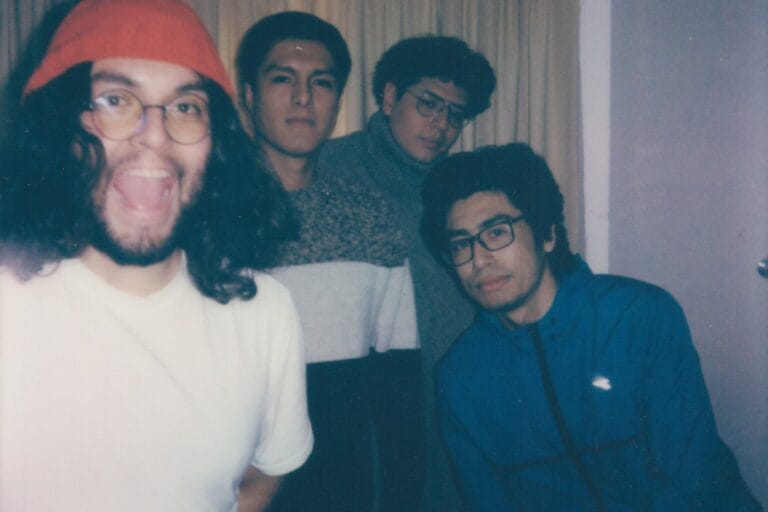 Cataratas en Siberia posando con una cámara analógica