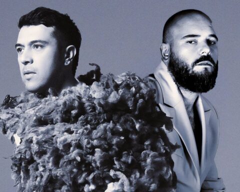 Gepe y Niño de Elche posando espalda contra espalda