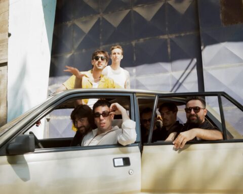 Indios y Conociendo Rusia en el single Loco