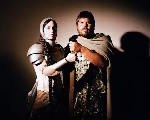 Javiera Mena y Santiago Motorizado con trajes medievales