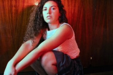 Lorena Blume con un fondo rojo