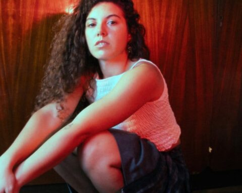 Lorena Blume con un fondo rojo