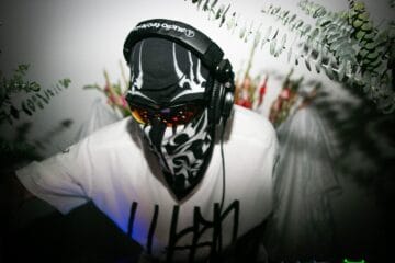 Lukrø con máscara en pleno DJ set