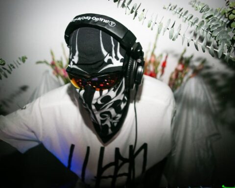 Lukrø con máscara en pleno DJ set