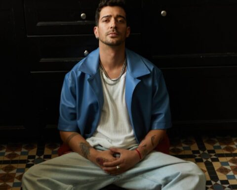 Muerdo sentado en una cocina