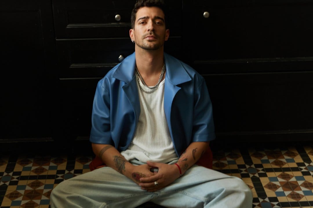 Muerdo sentado en una cocina