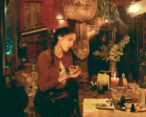 Paskurana en el videoclip de Jardín Psíquico