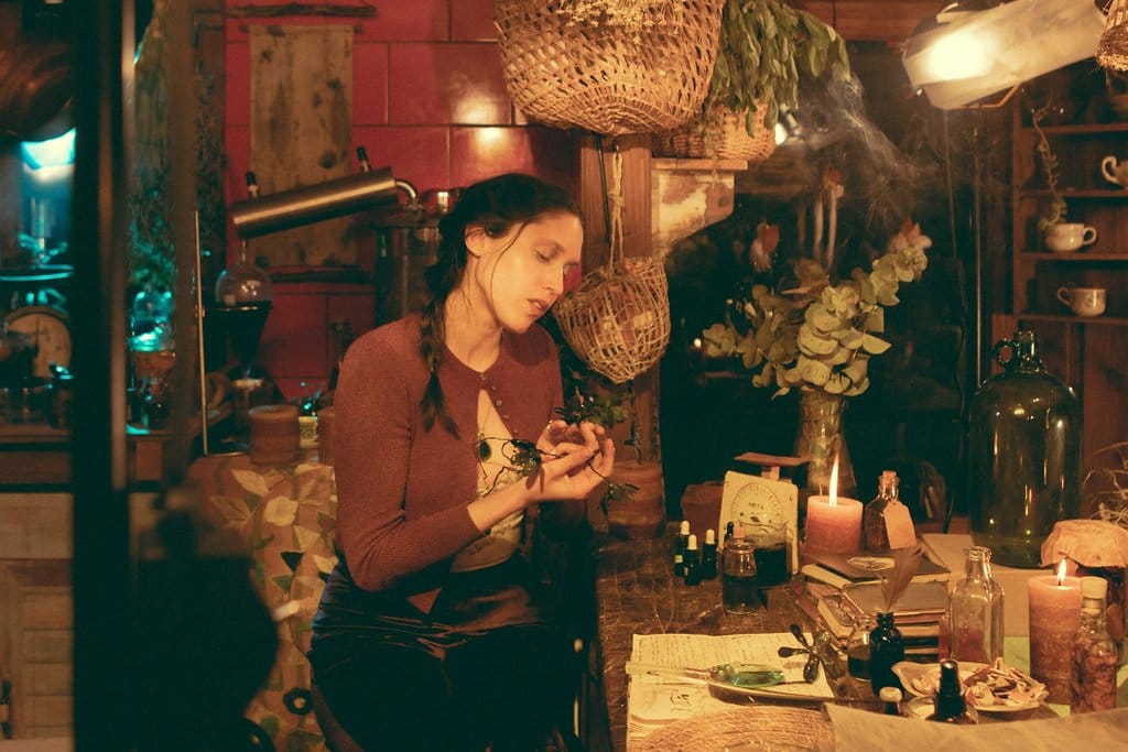 Paskurana en el videoclip de Jardín Psíquico