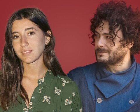 Paz Carrara y Raly Barrionuevo en un fondo rojo