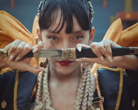 Qorianka en la portada de su single Upallay