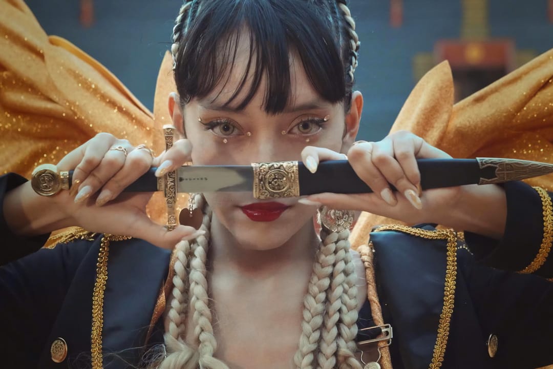 Qorianka en la portada de su single Upallay