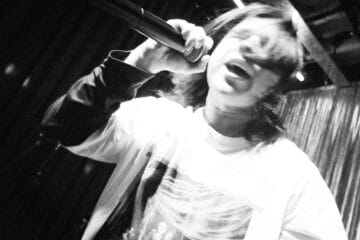 SAMOS2000 sosteniendo un micrófono