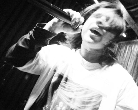 SAMOS2000 sosteniendo un micrófono