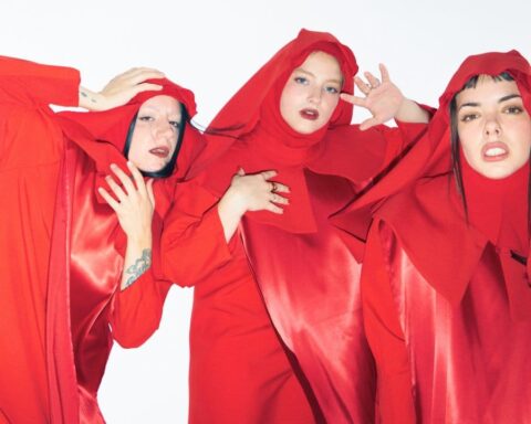 shego posando con túnicas rojas