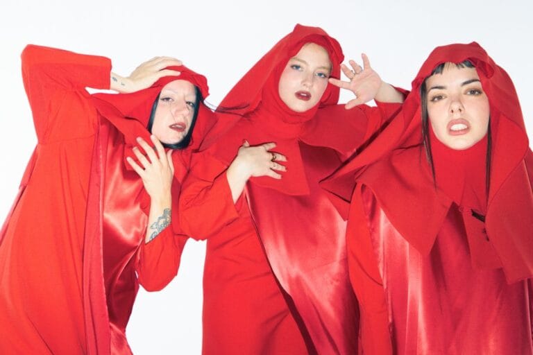 shego posando con túnicas rojas