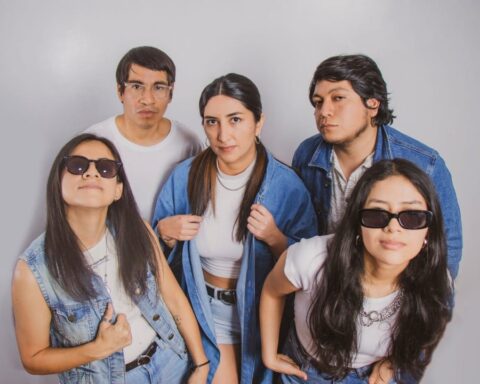 Verano del 83 posando con un fondo gris