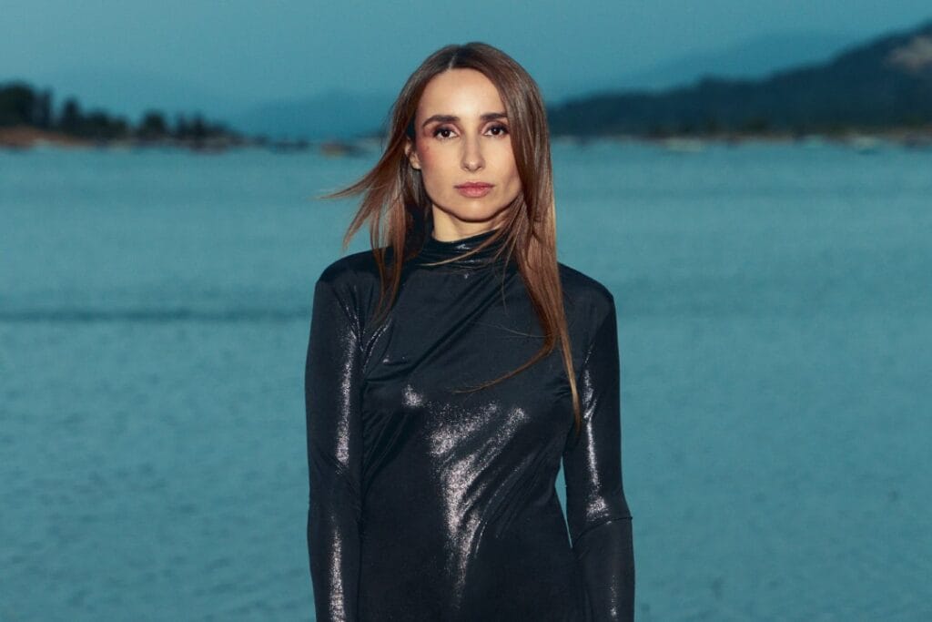 Zahara con un lago de fondo