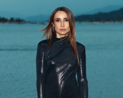 Zahara con un lago de fondo