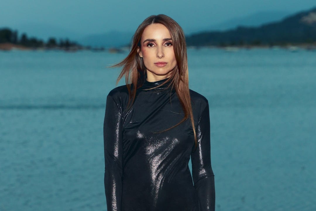 Zahara con un lago de fondo