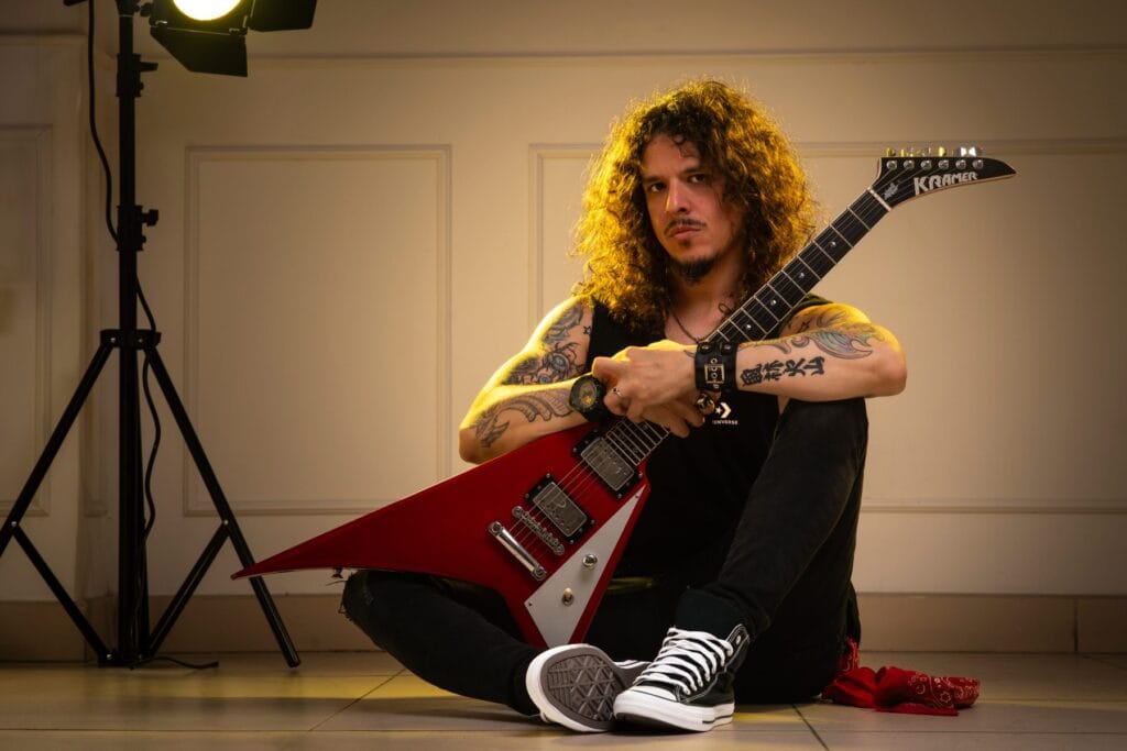 Charlie Parra posando con una guitarra