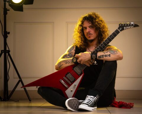 Charlie Parra posando con una guitarra