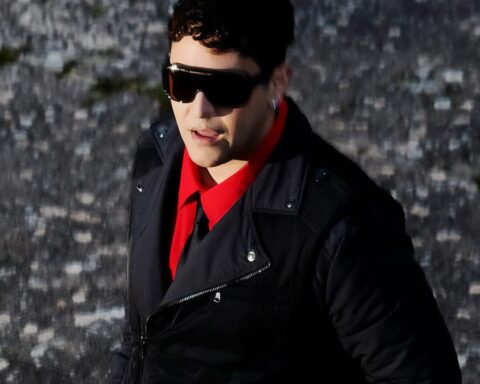 Barry B con casaca negra y camisa roja