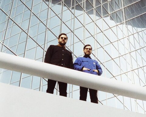 Clubz en un edificio con vidrios