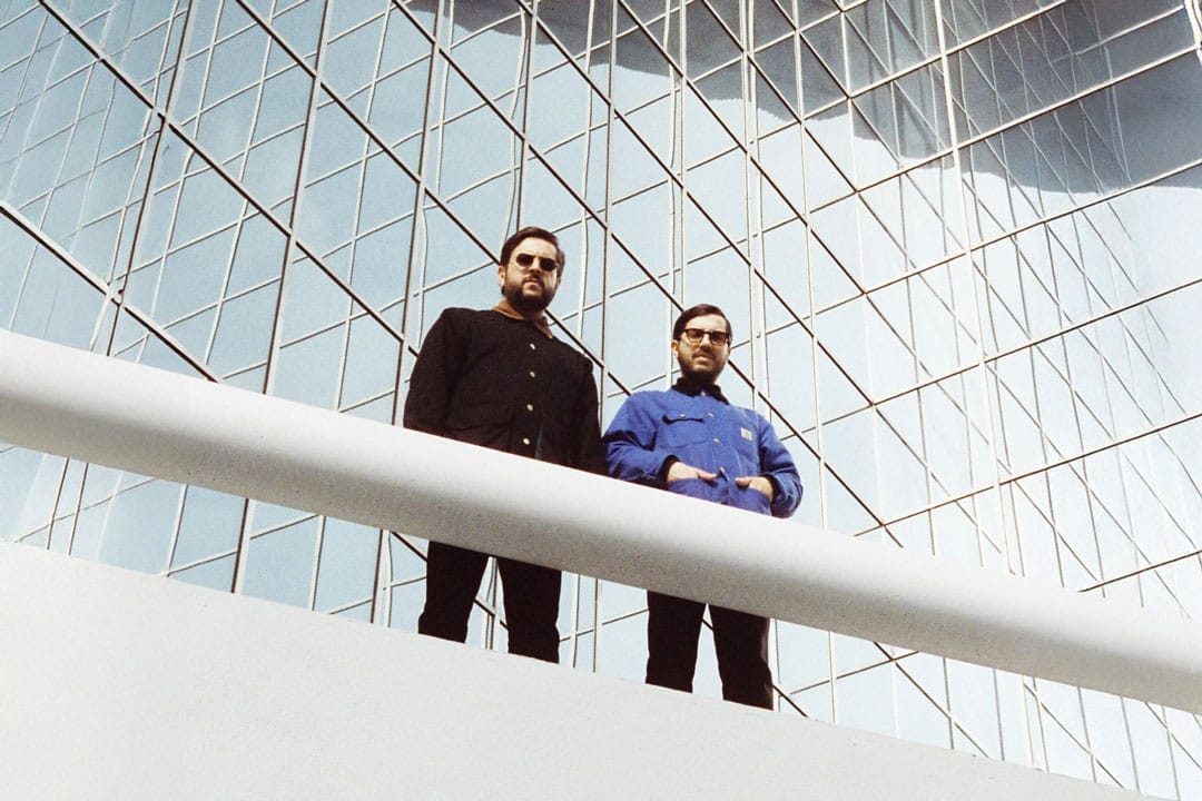 Clubz en un edificio con vidrios