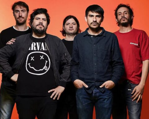 El Mató a un Policía Motorizado en un fondo naranja