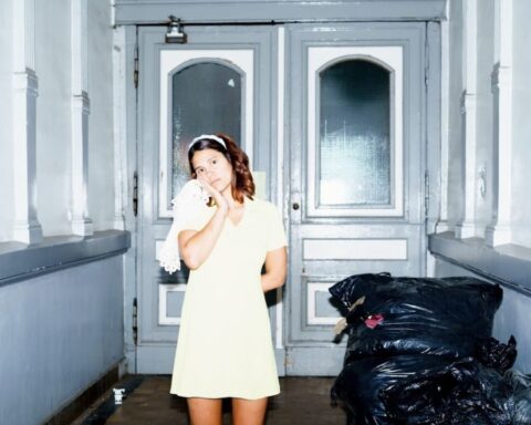 Emetres en una casa de muros celestes