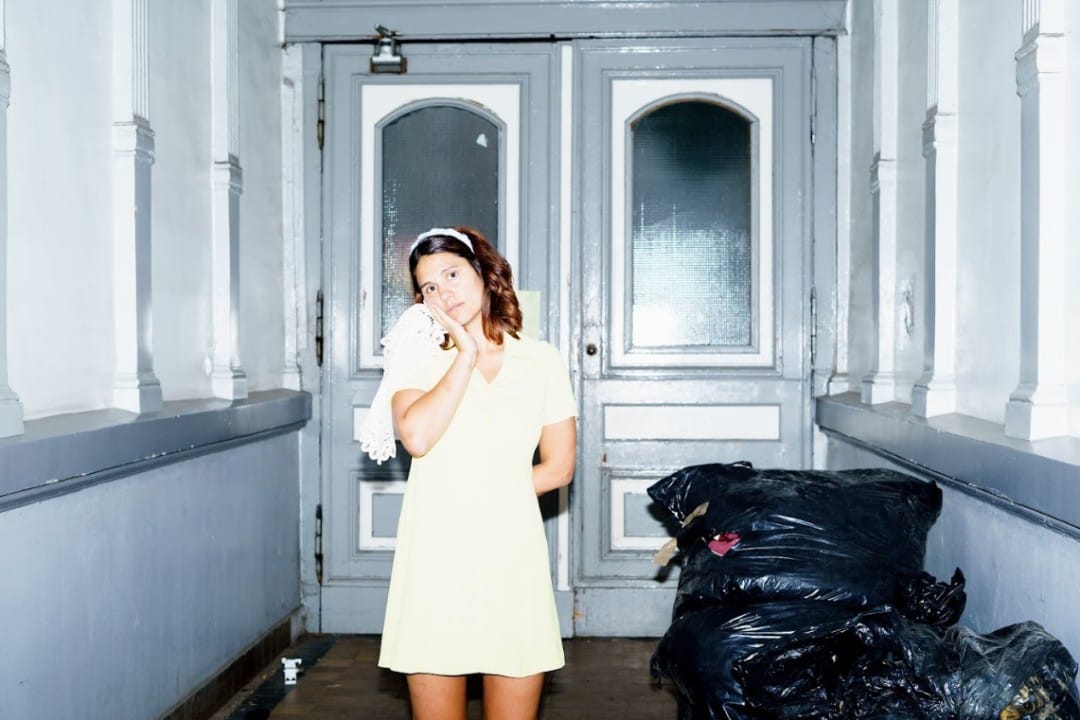 Emetres en una casa de muros celestes