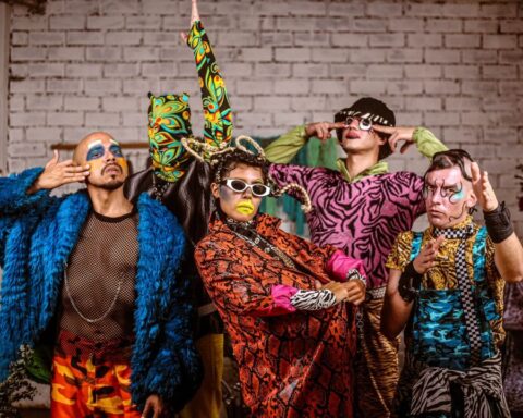 Hit La Rosa con trajes psicodélicos