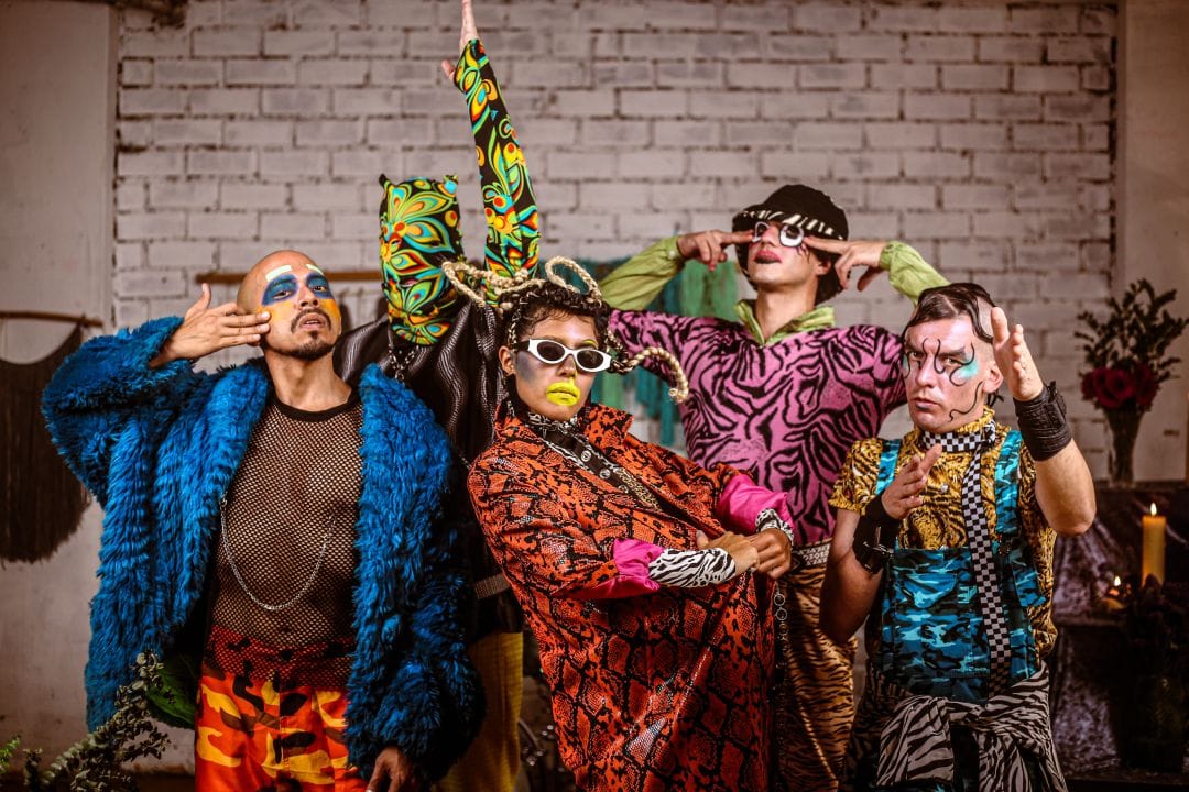 Hit La Rosa con trajes psicodélicos