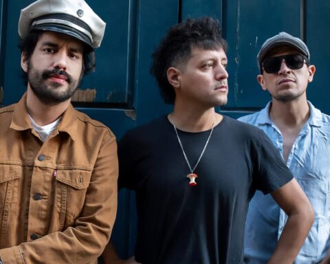 Los Outsaiders posando con una puerta verde detrás