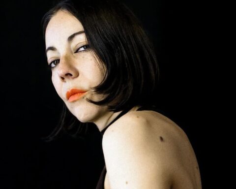 Lucrecia Dalt en retrato con fondo negro