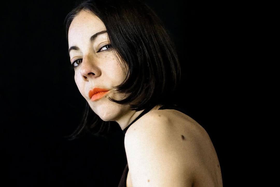 Lucrecia Dalt en retrato con fondo negro